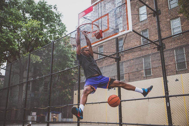 Jovem a marcar um gol no campo de basquetebol