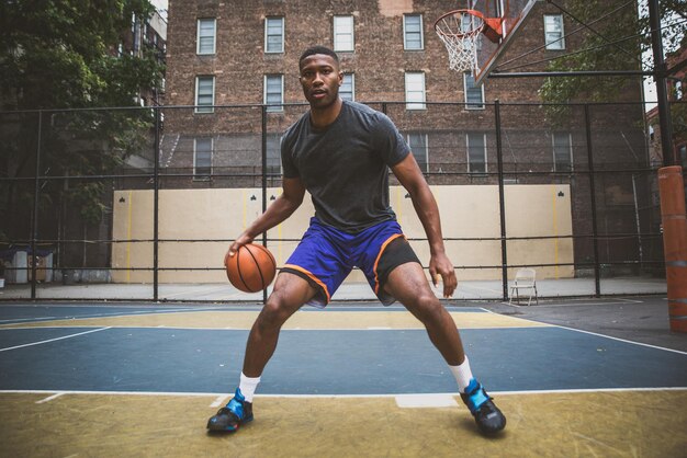 Foto jovem a praticar basquetebol no campo.