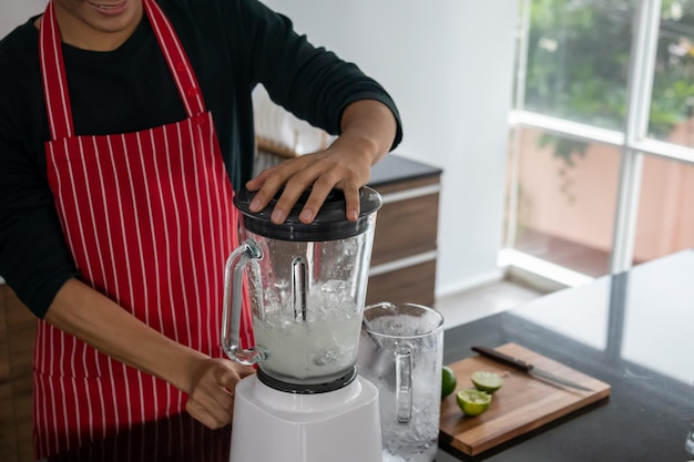Jovem a preparar uma bebida em casa