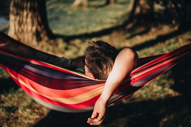 Jovem a relaxar-se numa hamaca.