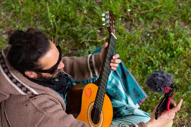 Foto jovem a tocar guitarra