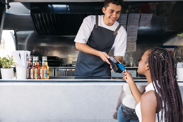 Jovem a trabalhar na alimentação.