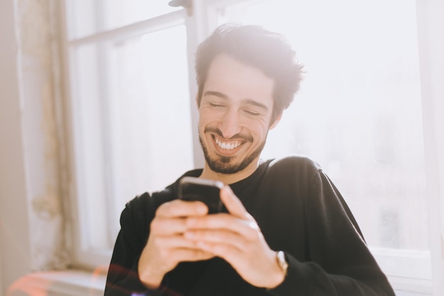 Jovem a usar telemóvel