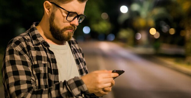 Foto jovem a usar telemóvel