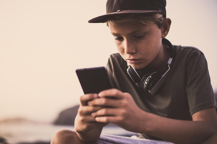 Foto jovem a usar telemóvel