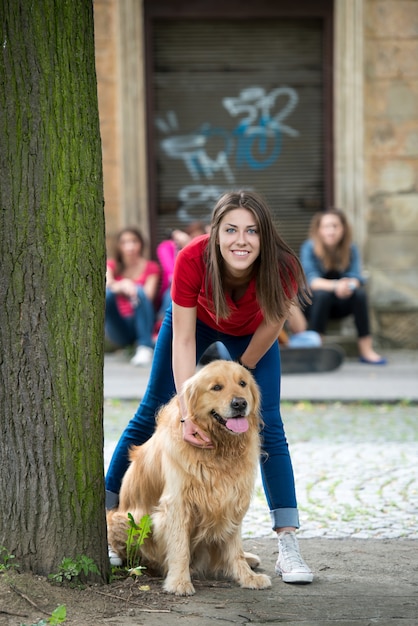 Jovem abraço abraçando um cachorrinho