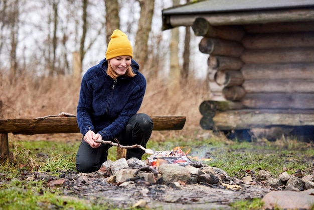 Jovem acampar ao ar livre na natureza