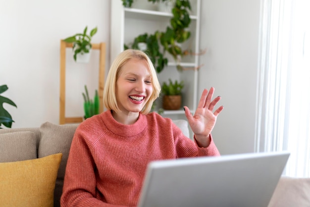 Jovem acenando para o laptop e conversando com seus amigos por videochamada, aluna falando por videoconferência, instrutora de professoras dando aulas por webcam, treinamento on-line, conceito de e-coaching