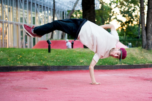 Jovem, acrobat, liberdade, atividade física, em, a, urbano, cidade, conceito