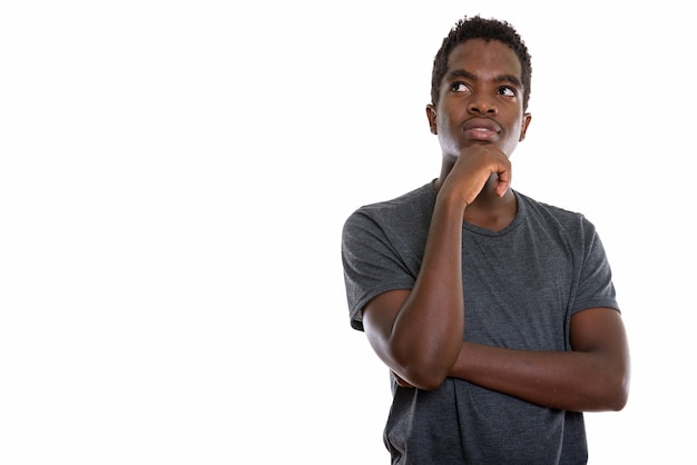 jovem adolescente africano com cabelo afro