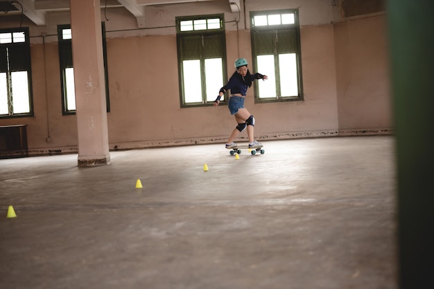 Jovem adolescente asiática jogando esporte urbano de skate estilo de vida feliz e divertido com skate