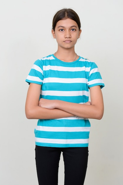 Foto jovem adolescente asiática multiétnica contra uma parede branca