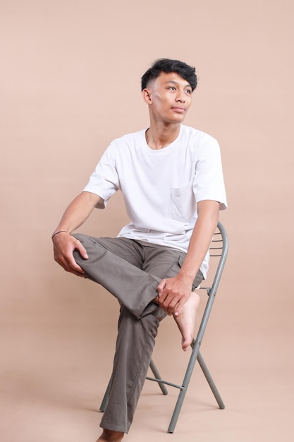 Jovem adolescente asiático vestindo camiseta branca para uma farsa de moda