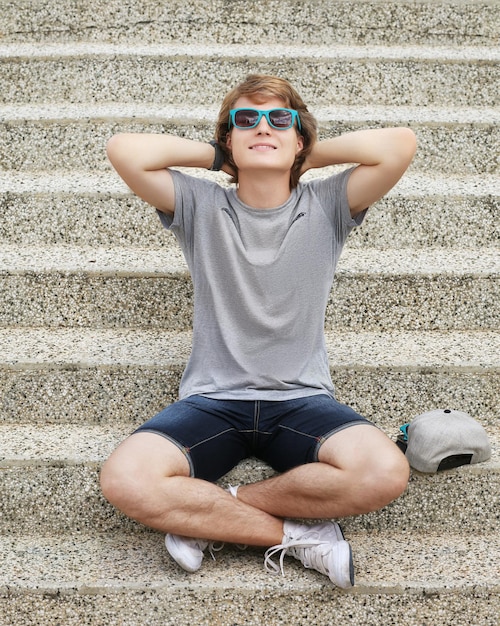 Foto jovem adolescente atraente em meio urbano