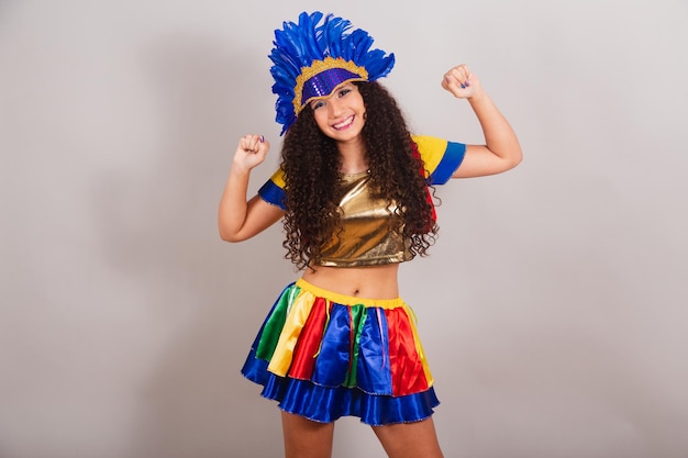 Jovem adolescente brasileira com roupas de frevo dançando carnaval