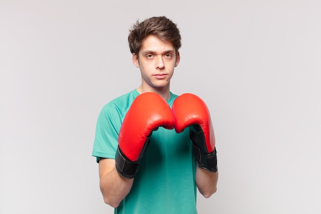 Jovem adolescente com luvas de boxe