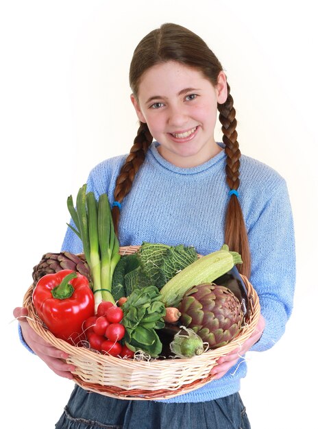 Jovem adolescente com uma cesta de legumes