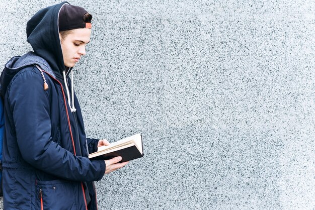 Jovem adolescente lendo um livro