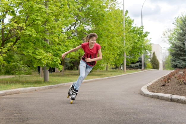 Jovem adolescente patinando em uma curva em uma estrada rural em alta velocidade