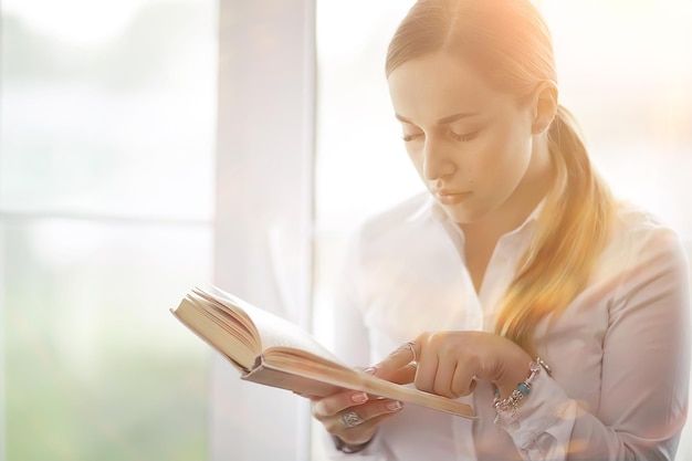 Jovem adulta com aprendizado de livros, leitura, negócios