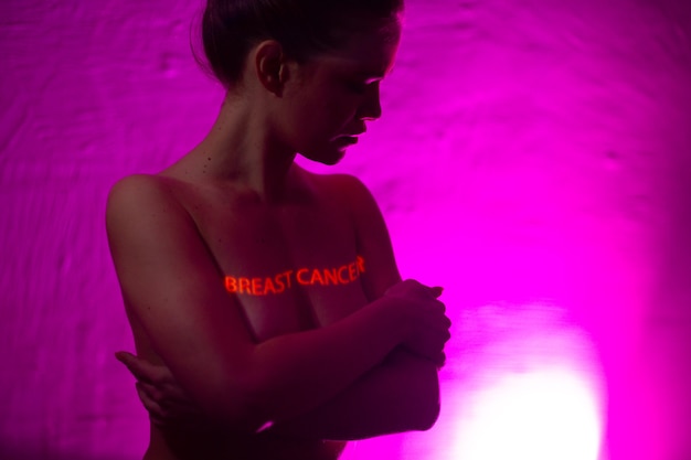 Foto jovem adulta com as palavras câncer de mama no peito