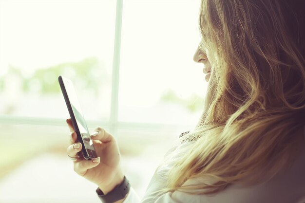 Jovem adulta com telefone