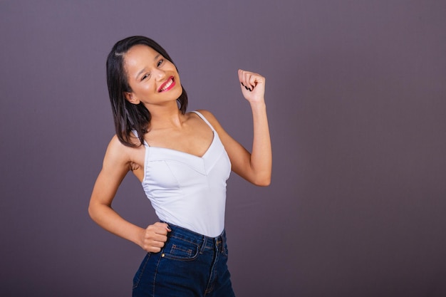 Jovem adulta do nordeste brasileiro dançando e festejando