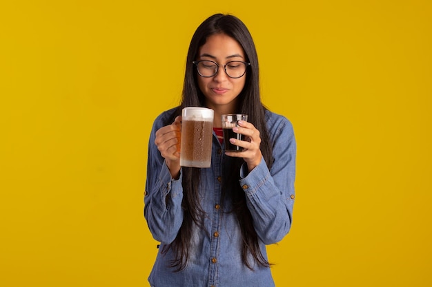 Jovem adulta em fotos de estúdio fazendo expressões faciais e segurando um copo de cerveja e uma xícara de café