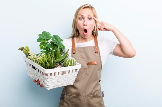 Jovem adulta loira agricultora e conceito de jardinagem