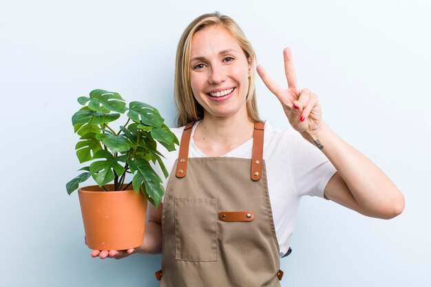 Jovem adulta loira agricultora e conceito de jardinagem