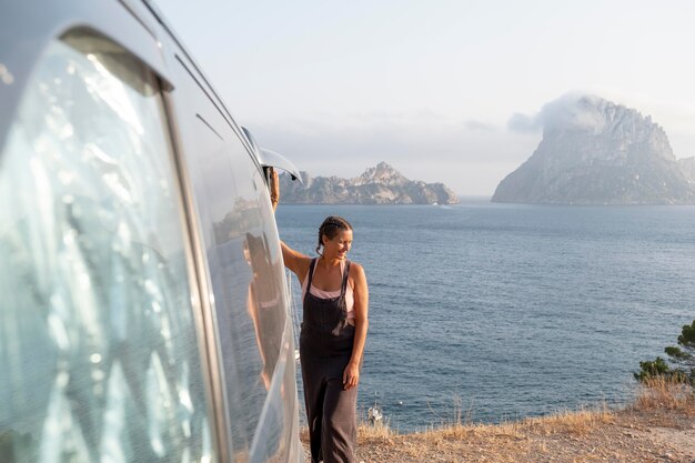 Foto jovem adulta viajando em sua van