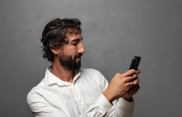 jovem adulto a usar um telemóvel