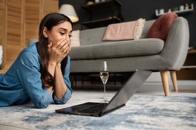 Foto jovem adulto aproveitando o encontro virtual