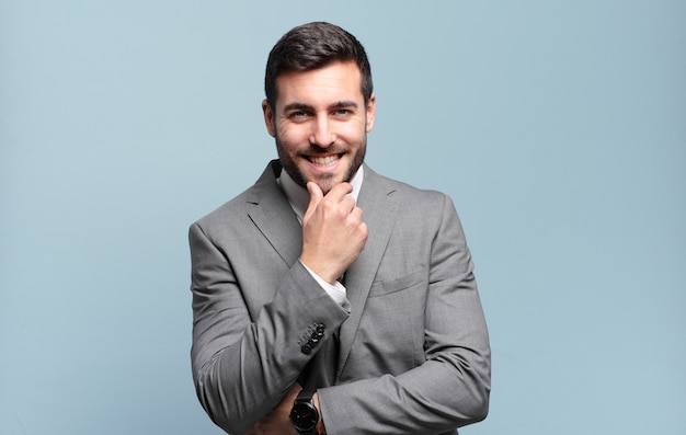 Jovem adulto bonito empresário sorrindo