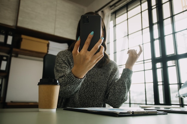 Jovem adulto feliz sorridente estudante asiático hispânico usando fones de ouvido falando na reunião de bate-papo on-line usando laptop no campus universitário ou no escritório virtual Estudante universitária aprendendo remotamente