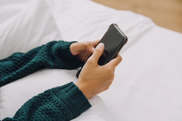 Jovem adulto feliz sorridente estudante asiático hispânico usando fones de ouvido falando na reunião de bate-papo on-line usando laptop no campus universitário ou no escritório virtual Estudante universitária aprendendo remotamente