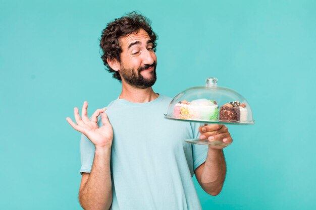 Jovem adulto hispânico louco com bolos caseiros