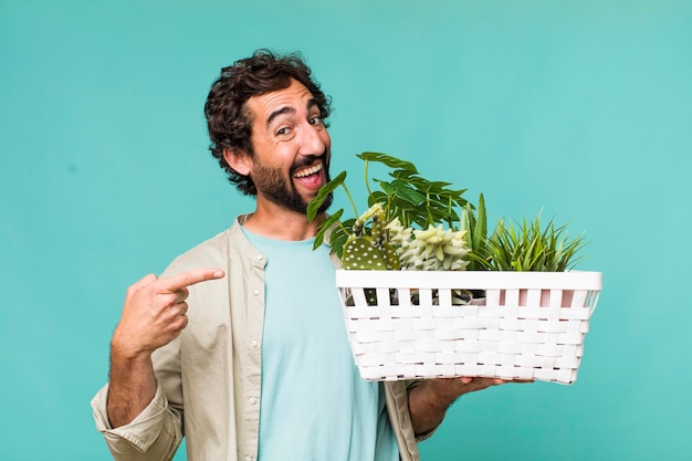 Jovem adulto hispânico louco com conceito de jardinagem de plantas