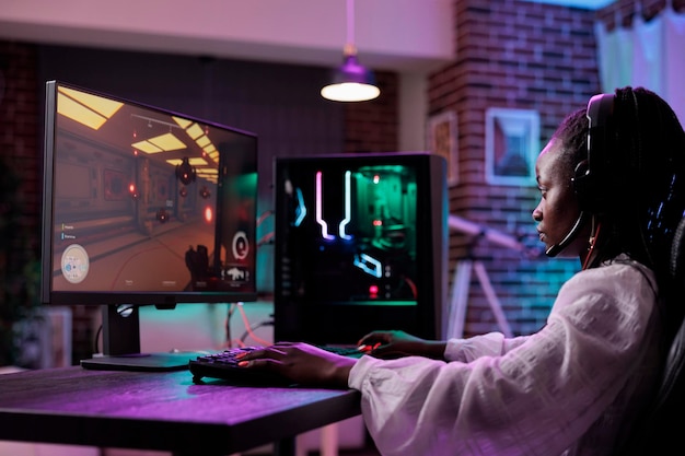 Jovem adulto jogando torneio de videogame rpg no computador, participando do campeonato de jogos online com vários jogadores. Jogador de ação feminina transmitindo competição de esportes na internet.