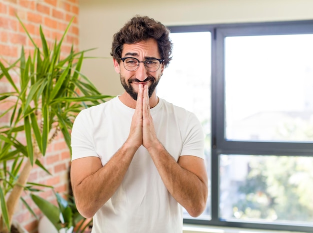 Jovem adulto louco com pose expressiva em um interior de casa moderna