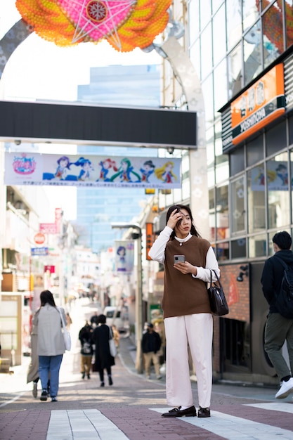 Foto jovem adulto nas ruas de tóquio