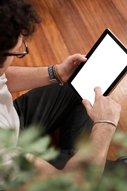 Jovem adulto navegando na internet com tablet