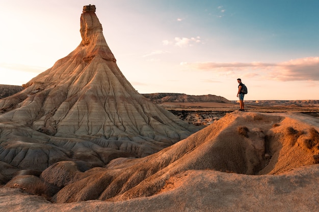 Jovem adulto no famoso monumento natural de Castildetierra, no deserto de Bardenas Reales, Navarra, País Basco.