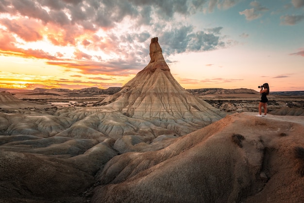 Jovem adulto no famoso monumento natural de Castildetierra, no deserto de Bardenas Reales, Navarra, País Basco.