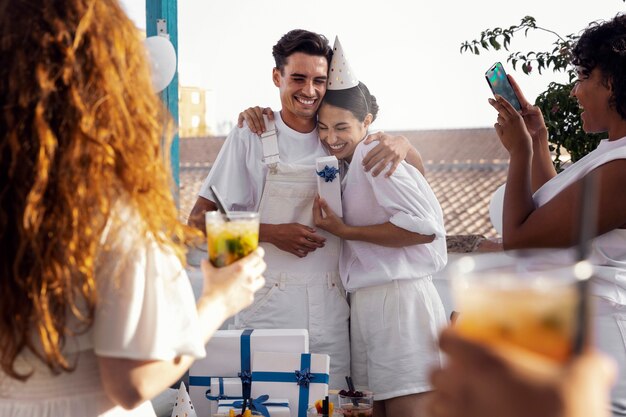 Jovem adulto se divertindo na festa branca