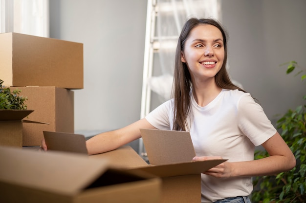 Foto jovem adulto se mudando para uma nova casa