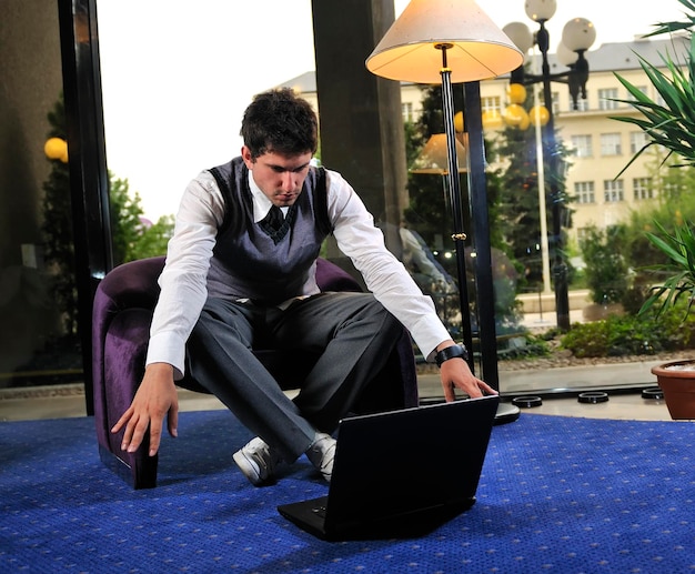 Jovem adulto trabalhando no laptop