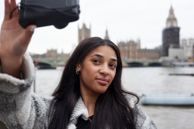 Jovem adulto viajando em londres