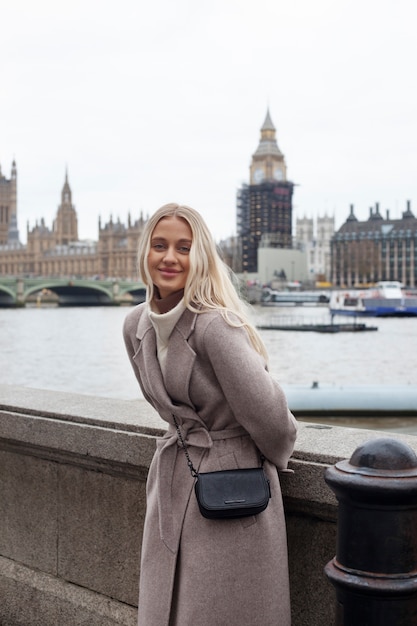 Jovem adulto viajando em londres