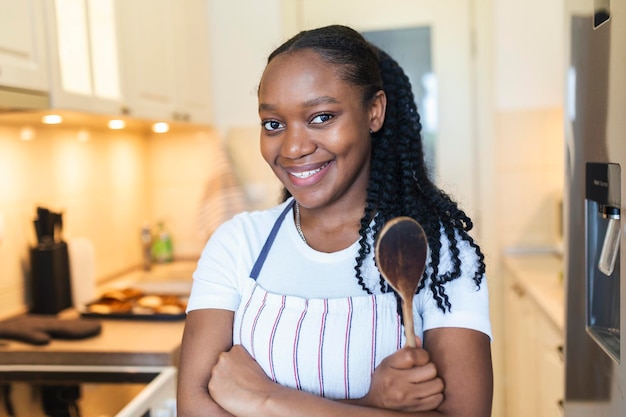 Jovem africana está falando selfie na cozinha